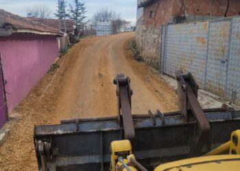 İçme suyu hatlarını yenileme işinden sonra yolların büyük bir kısmının mıcırlama işini bitirdik