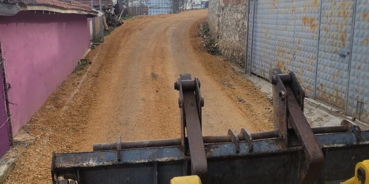 İçme suyu hatlarını yenileme işinden sonra yolların büyük bir kısmının mıcırlama işini bitirdik